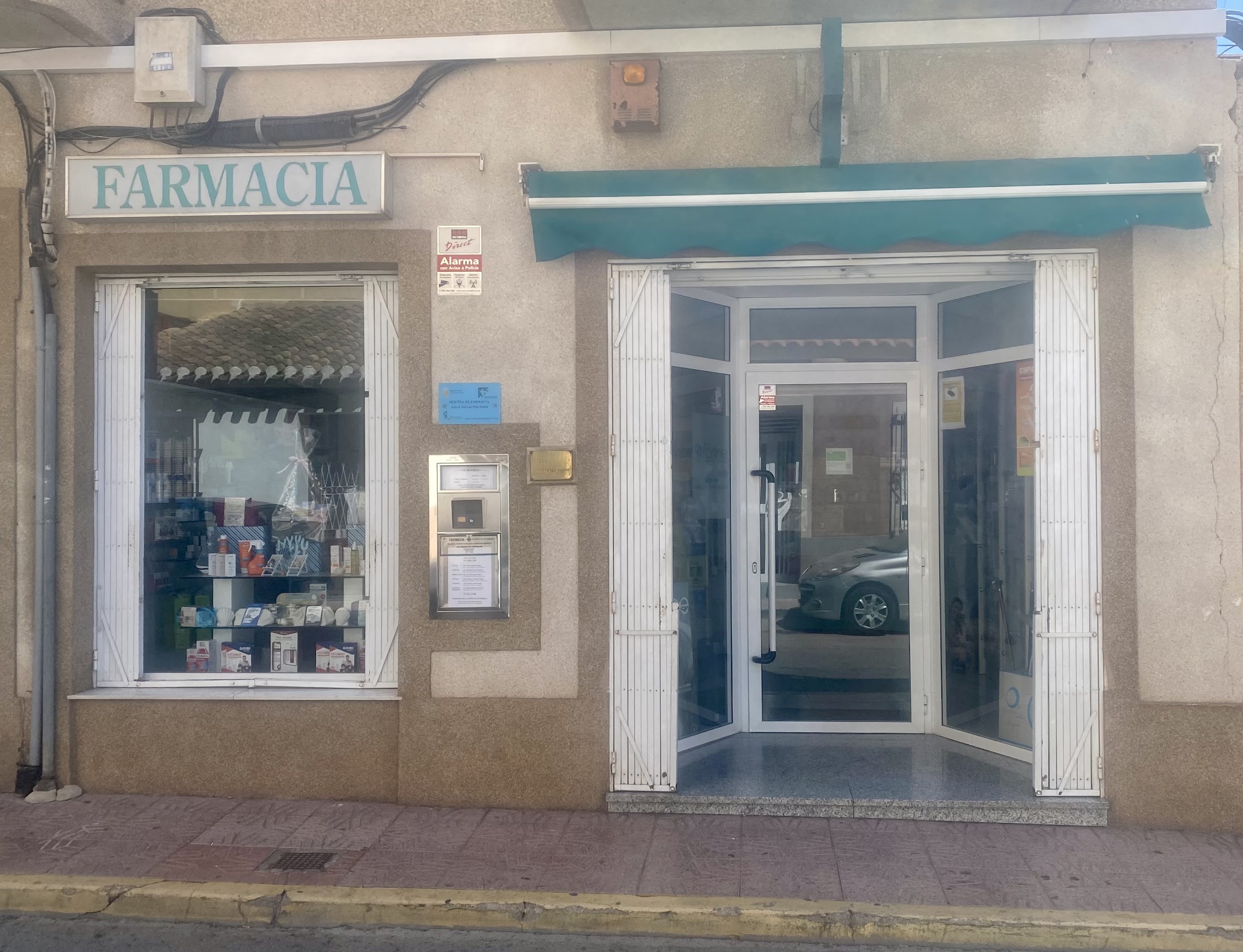 Escaparate y entrada de la Farmacia Pérez Madrid en la calle Cartagena, Puerto de Mazarrón